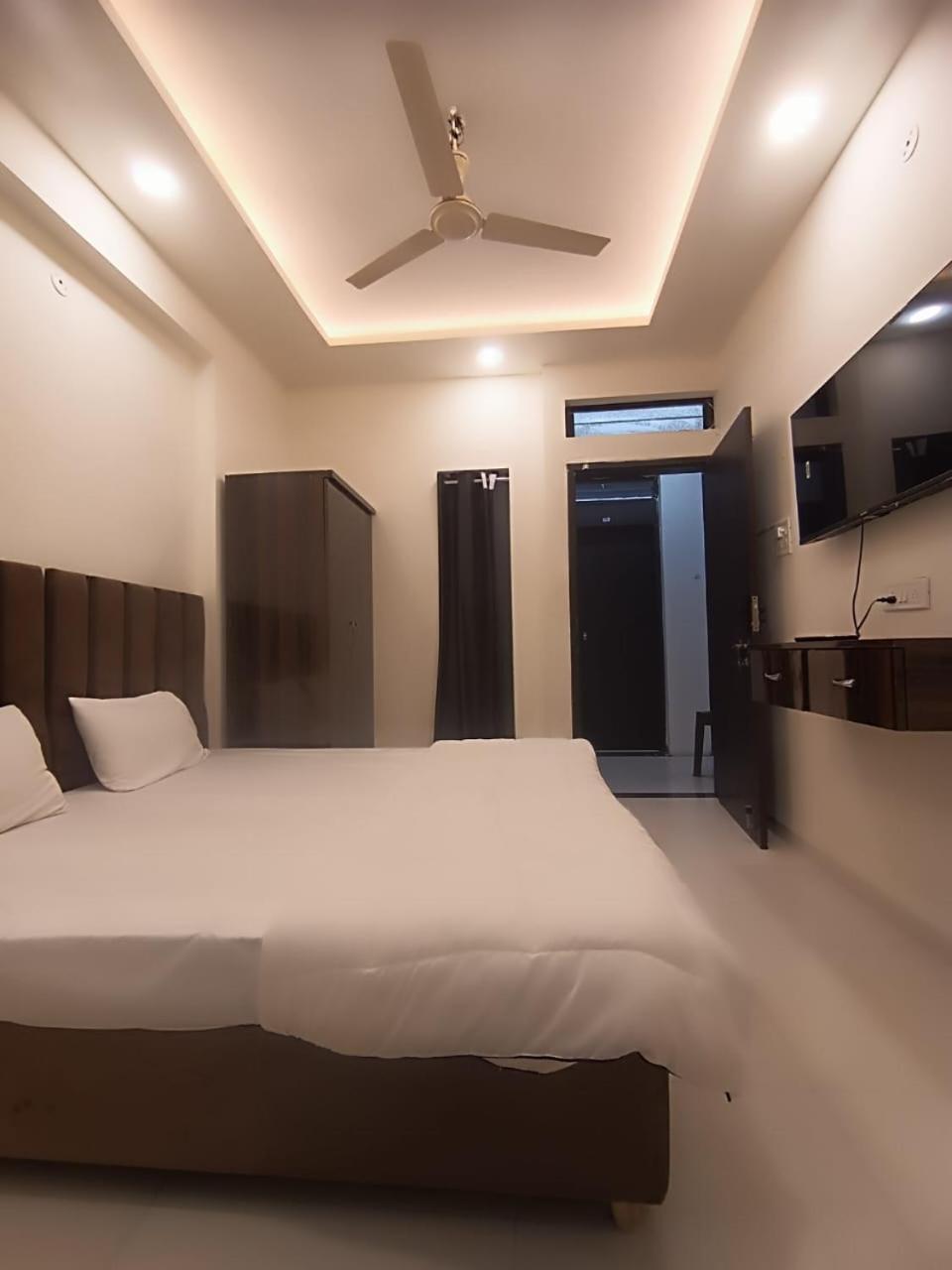 Hotel Kiwi Inn Vijaynagar Scheme 78 Indaur Exteriér fotografie