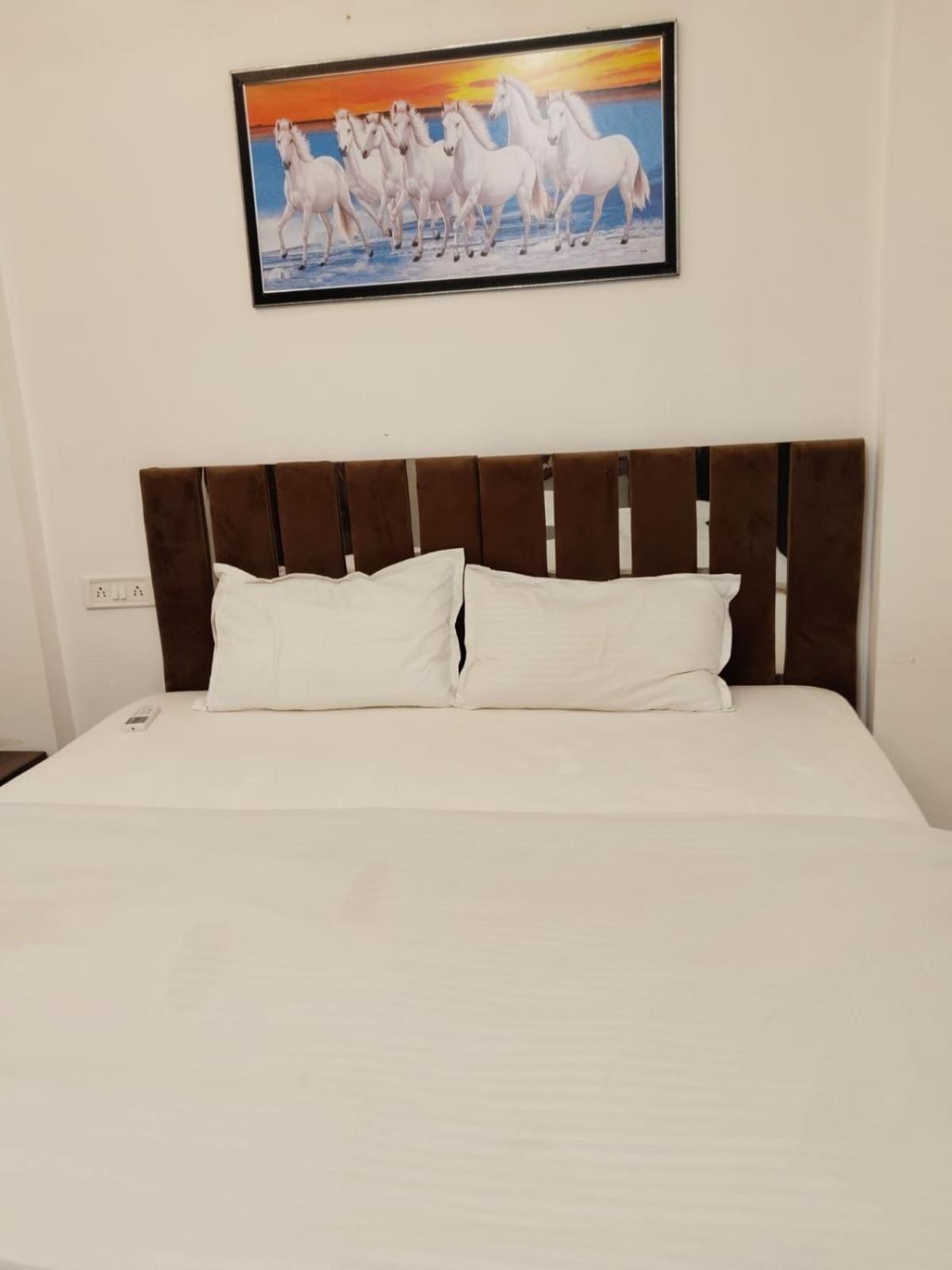 Hotel Kiwi Inn Vijaynagar Scheme 78 Indaur Exteriér fotografie