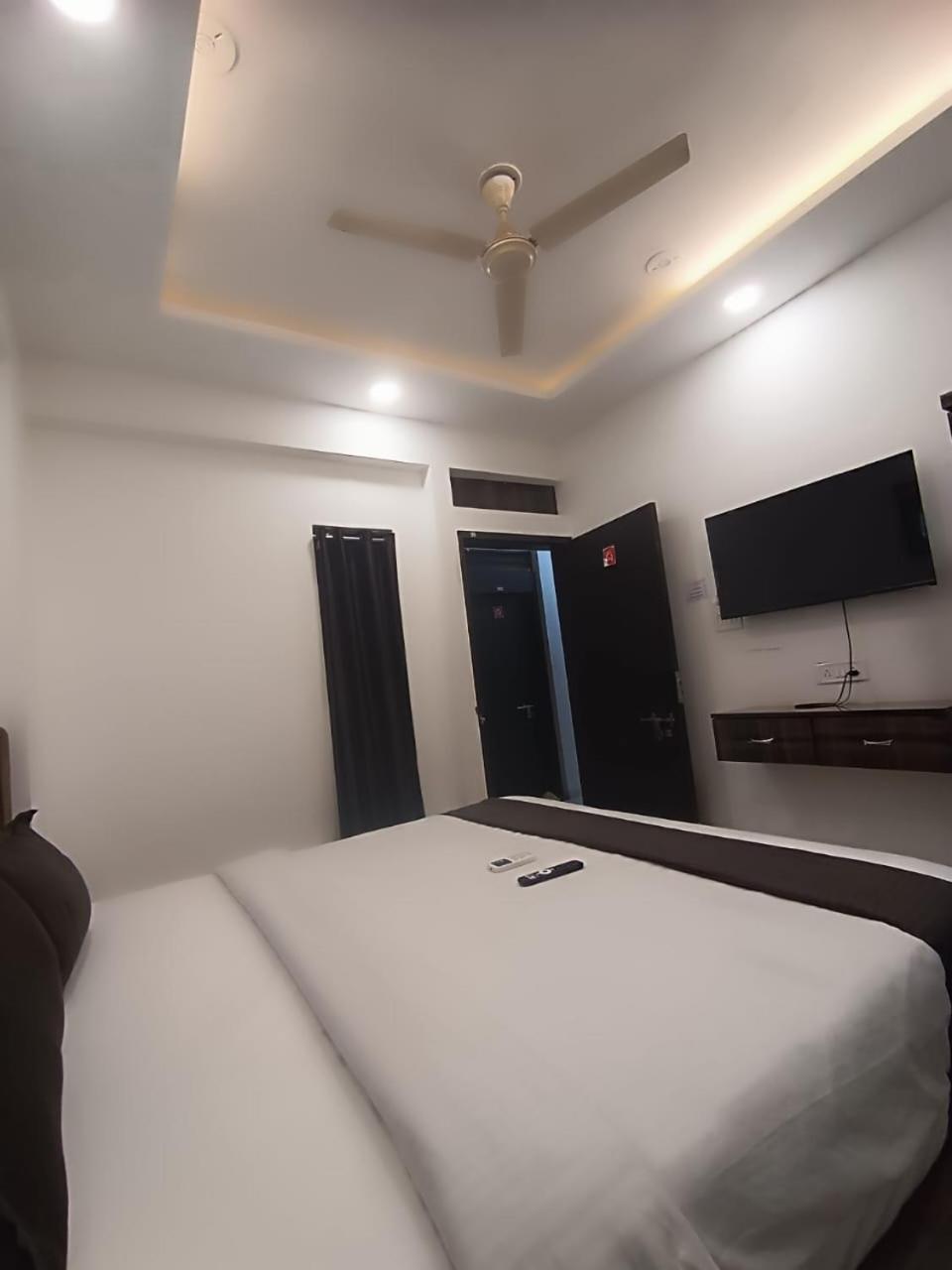 Hotel Kiwi Inn Vijaynagar Scheme 78 Indaur Exteriér fotografie